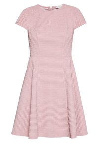 Różowa sukienka z fakturowanym, prążkowanym wzorem, z krótkimi rękawami, dopasowanym gorsetem i rozkloszowanym dołem. Zamek błyskawiczny z tyłu ułatwia zak�ładanie.