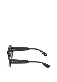 Gafas de sol negras con montura cuadrada y lentes oscuros. Presenta acentos metálicos y un logotipo en la patilla. Acabado suave y brillante.