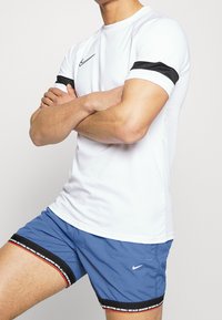 Nike Performance Pantalón corto de deporte - blue