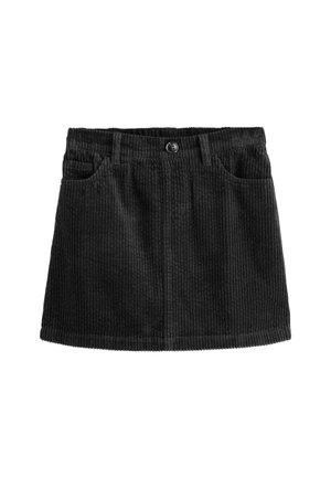 Jupe courte en velours côtelé noir avec boutons sur le devant, passants de ceinture et deux poches avant, présentée sur un fond blanc.