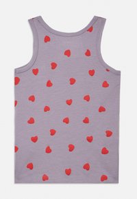 Fialový tielkový top z mäkkej bavlny, so vzorom rozptýlených malých červených sŕdc. Tielkový štýl so širokými ramennými popruhmi a rovný lem.