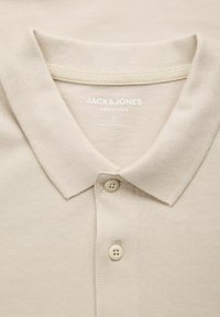 Μπεζ πόλο μπλούζα Jack & Jones Essentials με πλεκτό γιακά και πατιλέτα με δύο κουμπιά, μέγεθος μεγάλο, κατασκευασμένη στο Μπαγκλαντές.