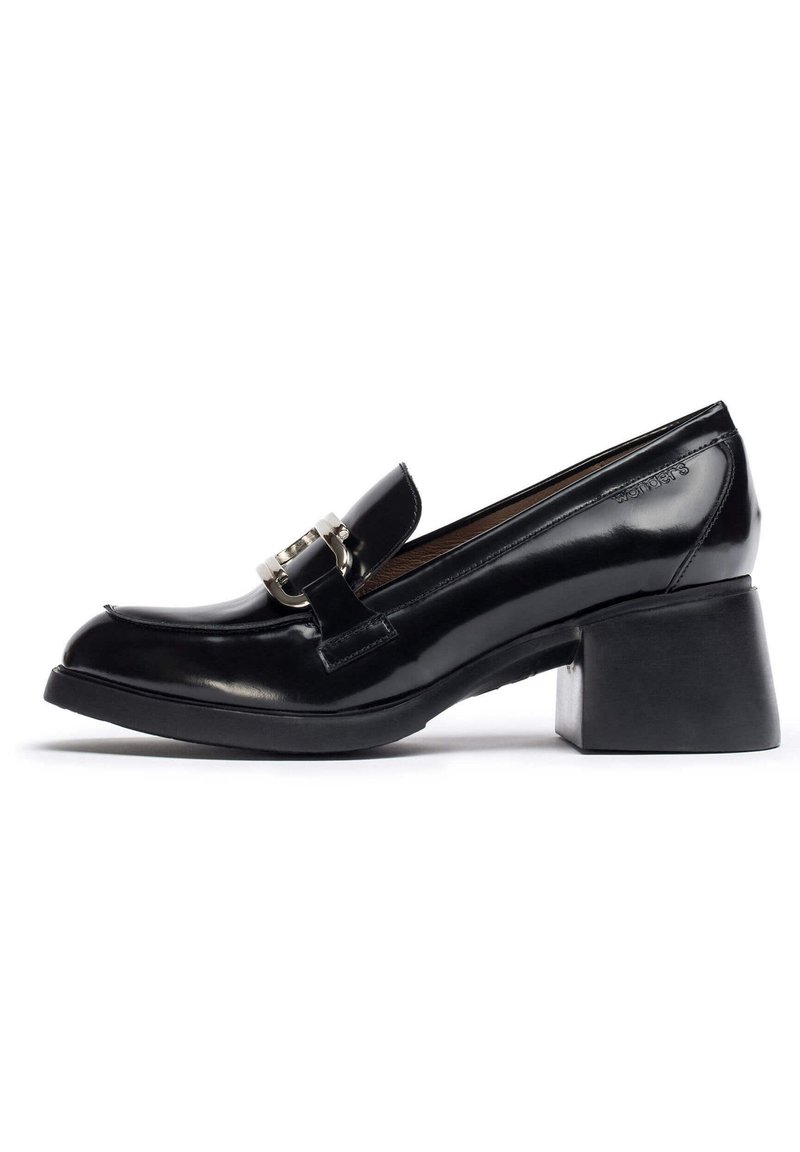 Mocasín de charol negro con punta cuadrada, tacón bajo en bloque y acento de hebilla metálica en la parte frontal. Textura suave y diseño elegante.