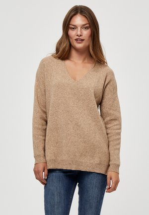 Beige Strickpullover mit V-Ausschnitt, langen Ärmeln und lockerer Passform. Die Textur wirkt weich mit subtilen Farbvariationen.
