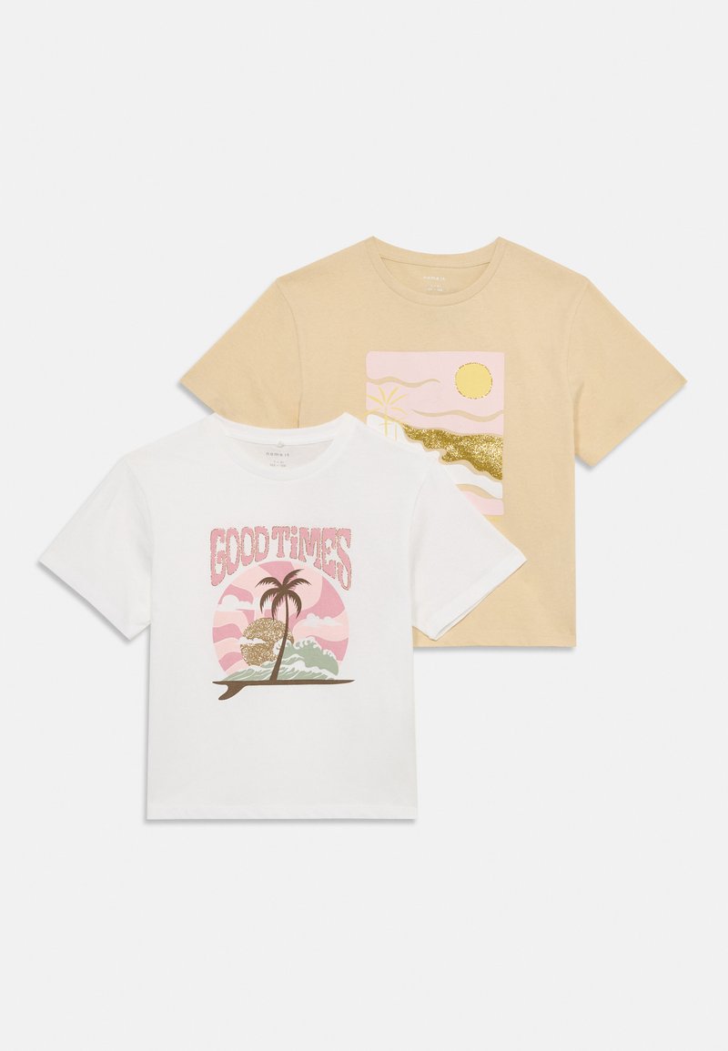 Zwei T-Shirts: eines weiß mit dem Text "GOOD TIMES" und einer Palmengrafik, das andere beige mit einem Sonnen- und Landschaftsprint in Pastellfarben.