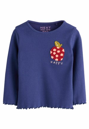 Haut long bleu côtelé avec un ourlet festonné, orné d'un patch en forme de pomme rouge avec des taches et de l'inscription "HAPPY" brodée en dessous.