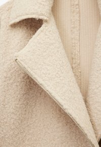 Beige, gekleurde wolmix jas met een brede kraag en een zichtbare metalen rits aan de voorkant, met een zachte voering.