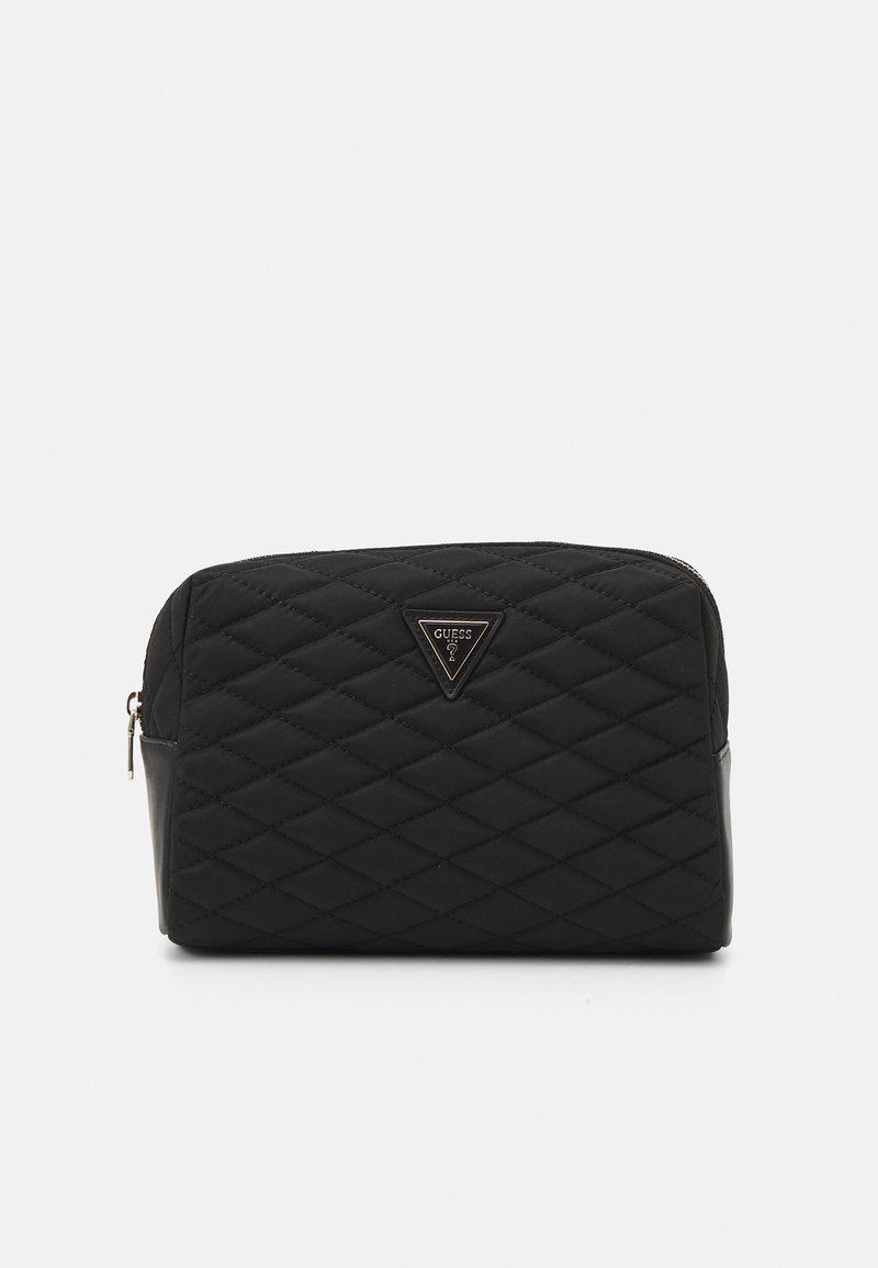 Bolsa de cosméticos negra acolchada con un logo triangular y cierre de cremallera. Presenta un fondo liso y una superficie superior texturizada.