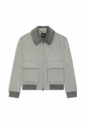 Lichtgrijze bomberjack met een nepbonten kraag, ritssluiting aan de voorkant, twee grote klepzakken en geribbelde boorden en zoom.