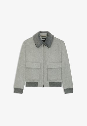 Lichtgrijze bomberjack met een nepbonten kraag, ritssluiting aan de voorkant, twee grote klepzakken en geribbelde boorden en zoom.