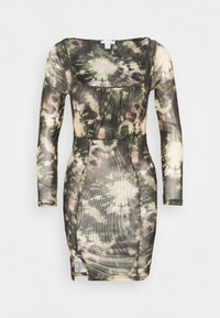 Robe ajustée à manches longues en tissu transparent avec un motif tie-dye dans des tons de vert et de marron, décolleté carré et fente sur le côté.