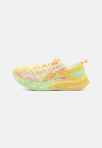 NOOSA TRI 16 - Katujuoksukengät - safety yellow/cool matcha