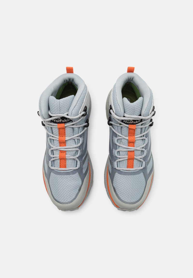Hochschuh-Wanderschuhe in Hellgrau mit orangefarbenen Akzenten, ausgestattet mit einem strukturierten Mesh-Obermaterial, verstärkter Ferse und gepolstertem Innenbereich.