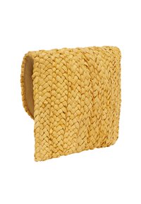 Vävd gul clutch gjord av halmliknande material. Rektangulär form med synliga sömmar och en slät innerfoder, kompakt design.