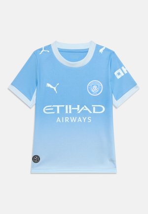 Tricou de fotbal albastru deschis al clubului Manchester City, cu logo-uri Puma albe, textul sponsorului Etihad Airways și stema clubului pe partea din față.