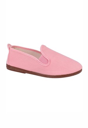 Zapatilla de lona rosa tipo slip-on con suela baja marrón y panel lateral elástico para facilitar el uso, mostrada desde un ángulo lateral.