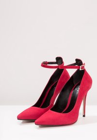 MAI PIÙ SENZA Lodičky na vysokém podpatku - red