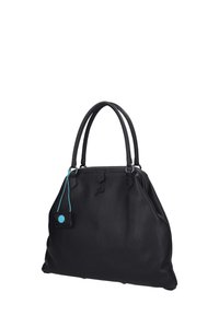 Borsa a mano in pelle nera con superficie testurizzata, doppie maniglie, ferramenta color argento e un dettaglio con etichetta blu. Logo visibile sul davanti.