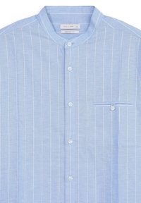 Camicia azzurra con righe verticali bianche, colletto alla mandarino, chiusura frontale con bottoni e taschino sul petto con dettagli in blu.