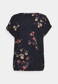 Top negro de manga corta con un patrón floral en rosa y beige, de corte relajado y textura de tela suave.