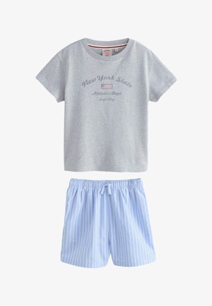 Lysegrå kortærmet skjorte med "New York State Athletics Dept" og flagprint kombineret med blå og hvide stribede shorts med elastik i taljen.
