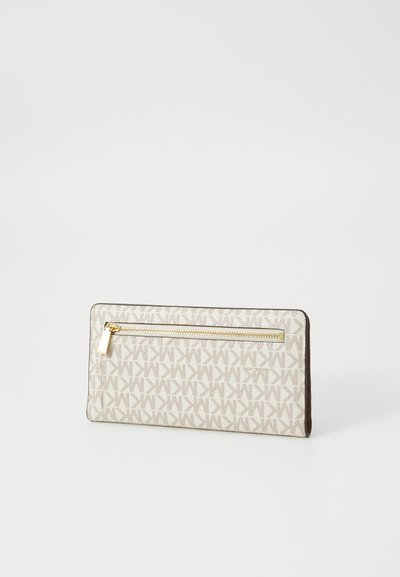 Portefeuille, présentant un tissu beige avec un motif de logo répété, un détail de fermeture éclair dorée et un contour en cuir marron le long des bords.