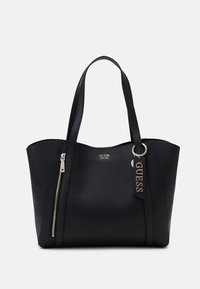 Sac fourre-tout noir en cuir synthétique texturé, doté de deux poignées, d'une poche zippée et d'une étiquette en métal avec le nom de la marque.