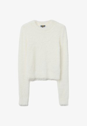 Pull blanc court en matière moelleuse avec des manches longues et un col rond. Présente une texture douce et un léger bord côtelé.