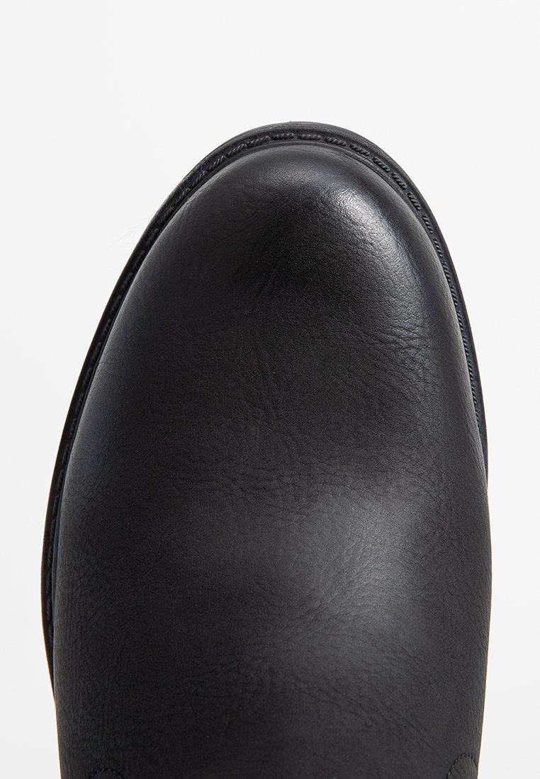Schwarzer Lederschuh mit runder Zehenform, glatter Oberfläche und minimalen Nähten entlang der Kante. Einfache Gestaltung ohne sichtbare Beschläge oder Akzente.