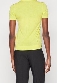 BOSS Jednoduché tričko - yellow