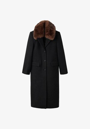 Sort lang frakke med en brun pelskrave, enkeltknappet design, to forlommer og en glat tekstur. Har en skræddersyet silhuet.