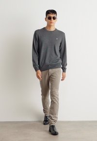 GANT Strikkegenser - dark grey melange