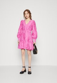 Selected Femme SLFCALLI SADIE SHORT V NECK DRESS  - Kokteilinė suknelė / vakarėlių suknelė - phlox pink