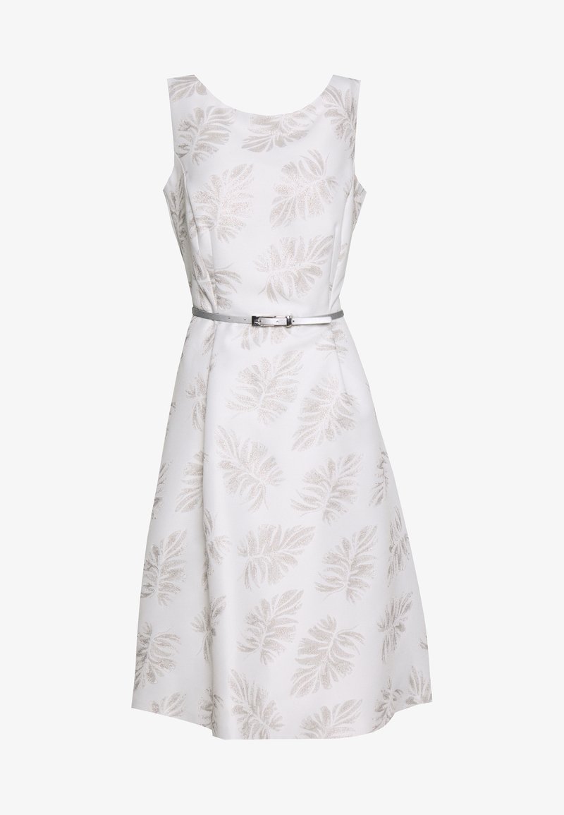 Robe blanche sans manches avec motif de feuilles argentées, taille ajustée avec fine ceinture argentée et jupe évasée.