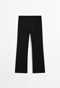 Pantalon noir droit posé à plat montrant l’arrière avec deux poches passepoilées et une ceinture avec des œillets métalliques.