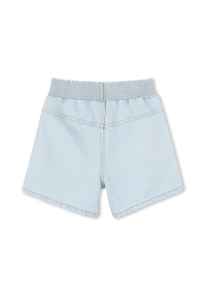 Lichtblauwe denimshorts met een elastische tailleband, met een strakke uitstraling en achterzakken. De stof heeft een gladde textuur.