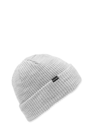 Bonnet en tricot gris avec une texture côtelée, présentant un revers replié et une petite étiquette logo noire sur le côté.