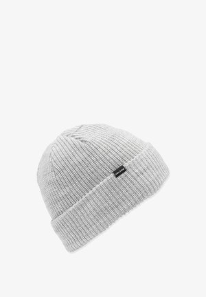 Bonnet en tricot gris avec une texture côtelée, présentant un revers replié et une petite étiquette logo noire sur le côté.