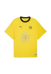 Gul bomulds t-shirt med sort krave, med et stjernemotiv og 'BVB 09' logo. Korte ærmer, afslappet pasform, struktureret stof.