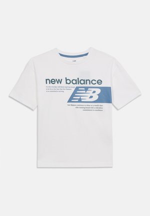 Balta New Balance īsroku T-krekls ar lielu zilu logotipu un tekstu, kas priekšpusē reklamē zīmola apņēmību izcilībai.