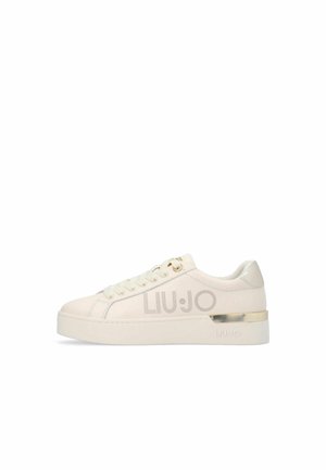 Witte leren sneaker met gouden accenten, afgeronde neus, geperforeerd logo en een textuurzool. Veters vastgezet met oogjes in goudkleur.