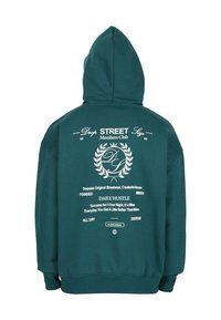 Tealfarbener Hoodie mit hochgezogenem Kapuzen, ausgestattet mit weißem Drucktext und einem grafischen Lorbeerkranz auf dem Rücken, der den Dropsize Street Members Club und das Motto des täglichen Hustles bewirbt.