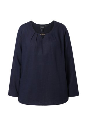 Tmavě modrá halenka s dlouhým rukávem, kulatým výstřihem, předními záhyby a malým výřezem na límci.