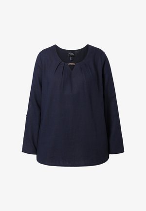 Tmavě modrá halenka s dlouhým rukávem, kulatým výstřihem, předními záhyby a malým výřezem na límci.