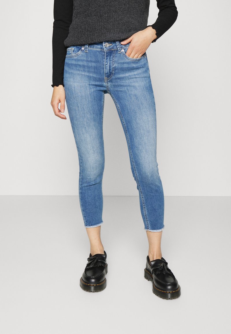 Vero Moda Petite VMPEACH - Calças de ganga de corte skinny - medium blue denim