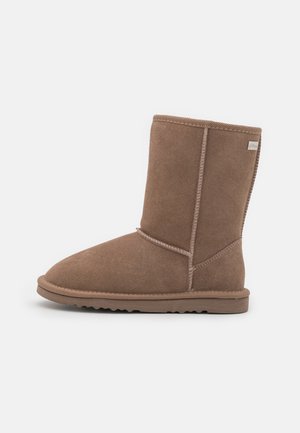 Braune Wildleder-Stiefelette mit runder Spitze, genähten Details und einer flachen Gummisohle. Verfügt über ein Markenlabel an der Seite.