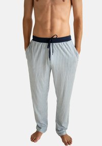 Pantalones de pijama azul claro con rayas verticales blancas, cinturilla elástica con cordón de marinero y bolsillos laterales; textura mínima visible.