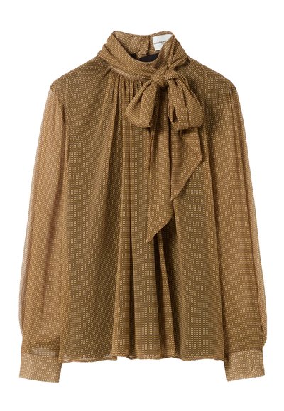 Blusa marrón, transparente, con cuello alto y lazo. Presenta un patrón de lunares, mangas largas y un diseño plisado.