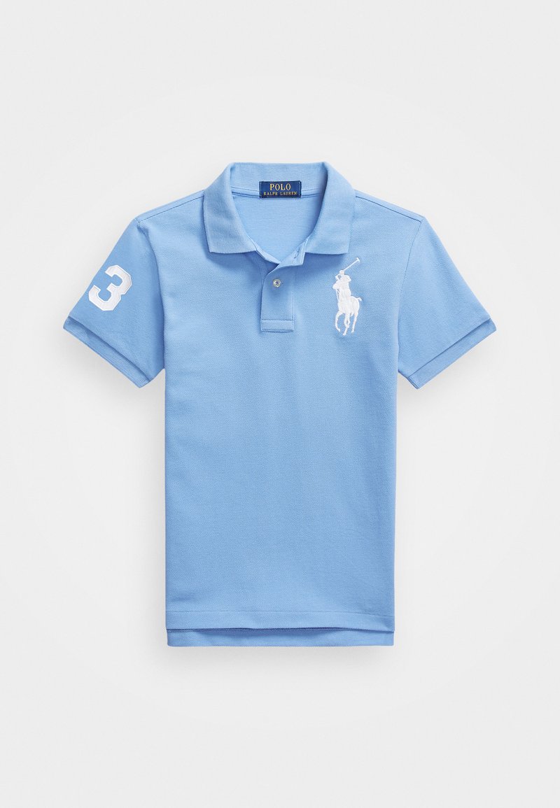 Polo de color azul claro con una tela texturizada. Presenta un logo bordado en blanco y el número "3" en la manga izquierda. Con cierre de dos botones.
