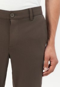 Only & Sons ONSMARK SLIM PANT - Pantalones chinos - coffee bean